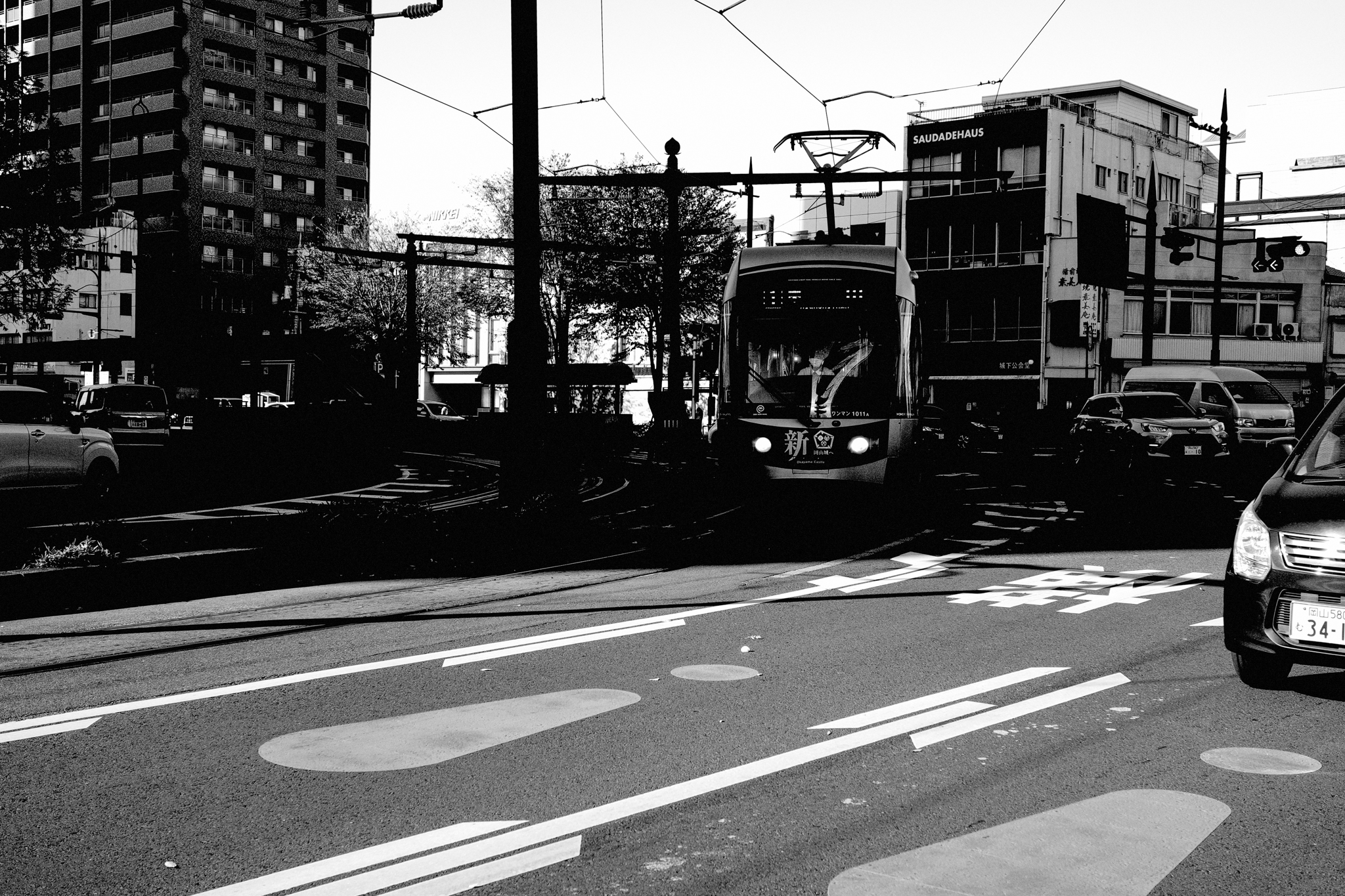 岡山市街にはチンチン電車が走っていて、絶好の被写体になってくれます。